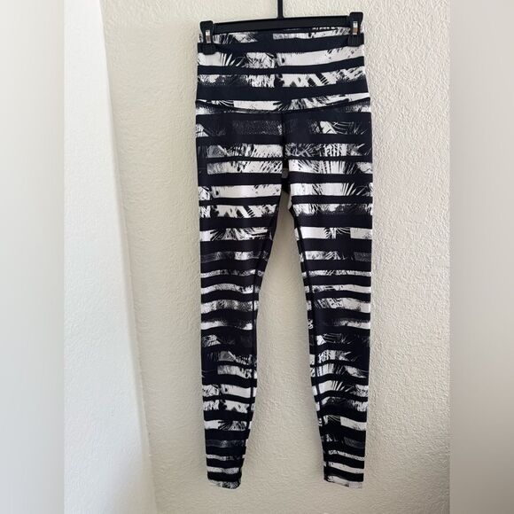 Lululemon Athletica Black and White Tie-Dye Leggings - Picture 4 of 4